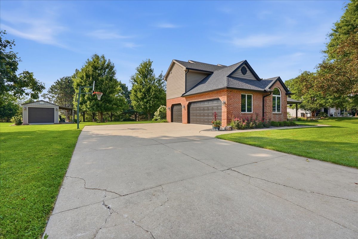 655 Deer Lakes Drive Property Photo 44