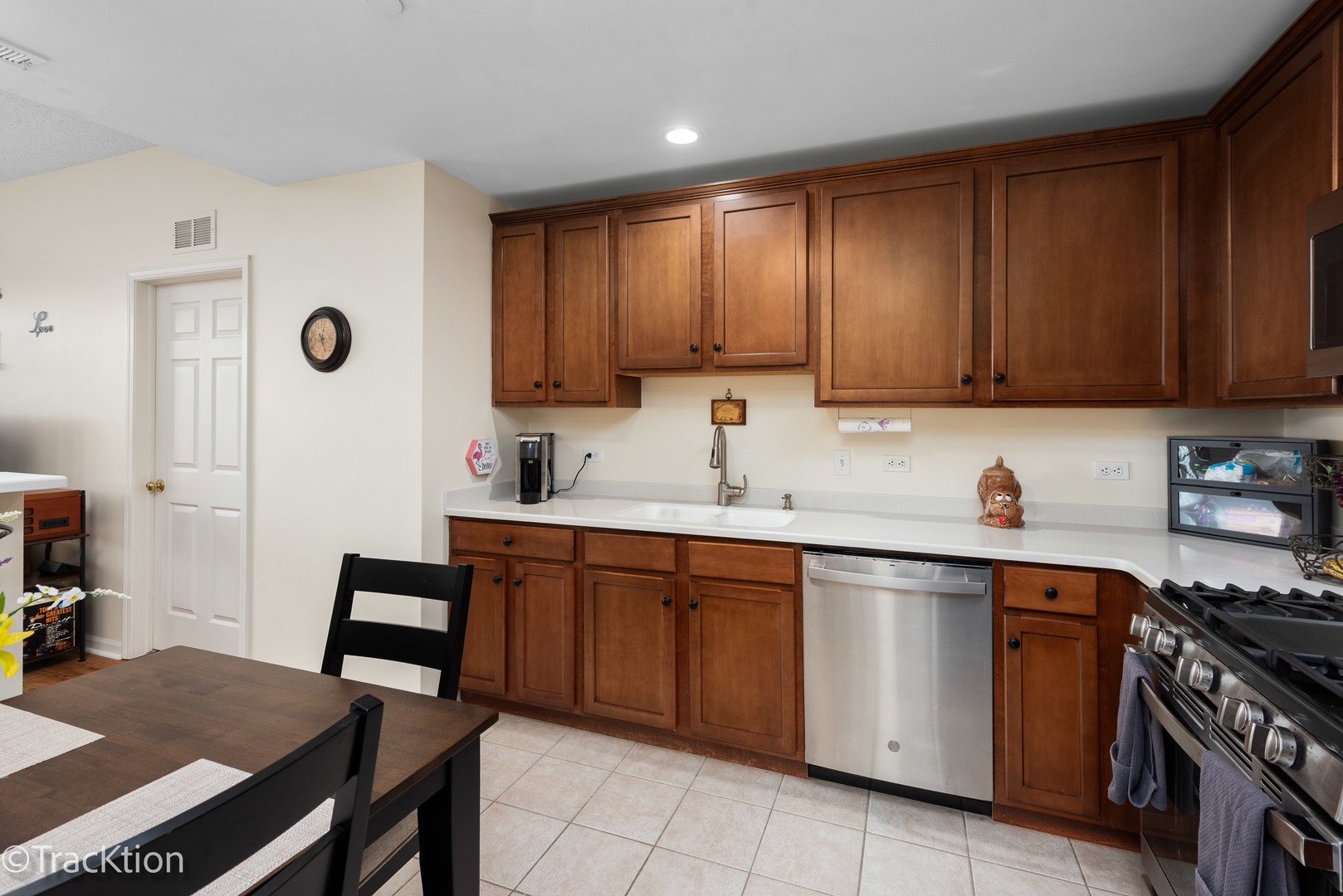 845 E 22nd Street B-417 Property Photo 12