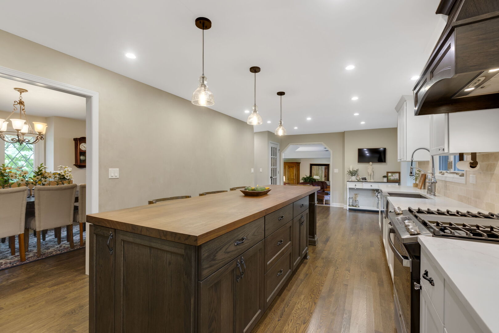 1211 S Grove Avenue Property Photo 7