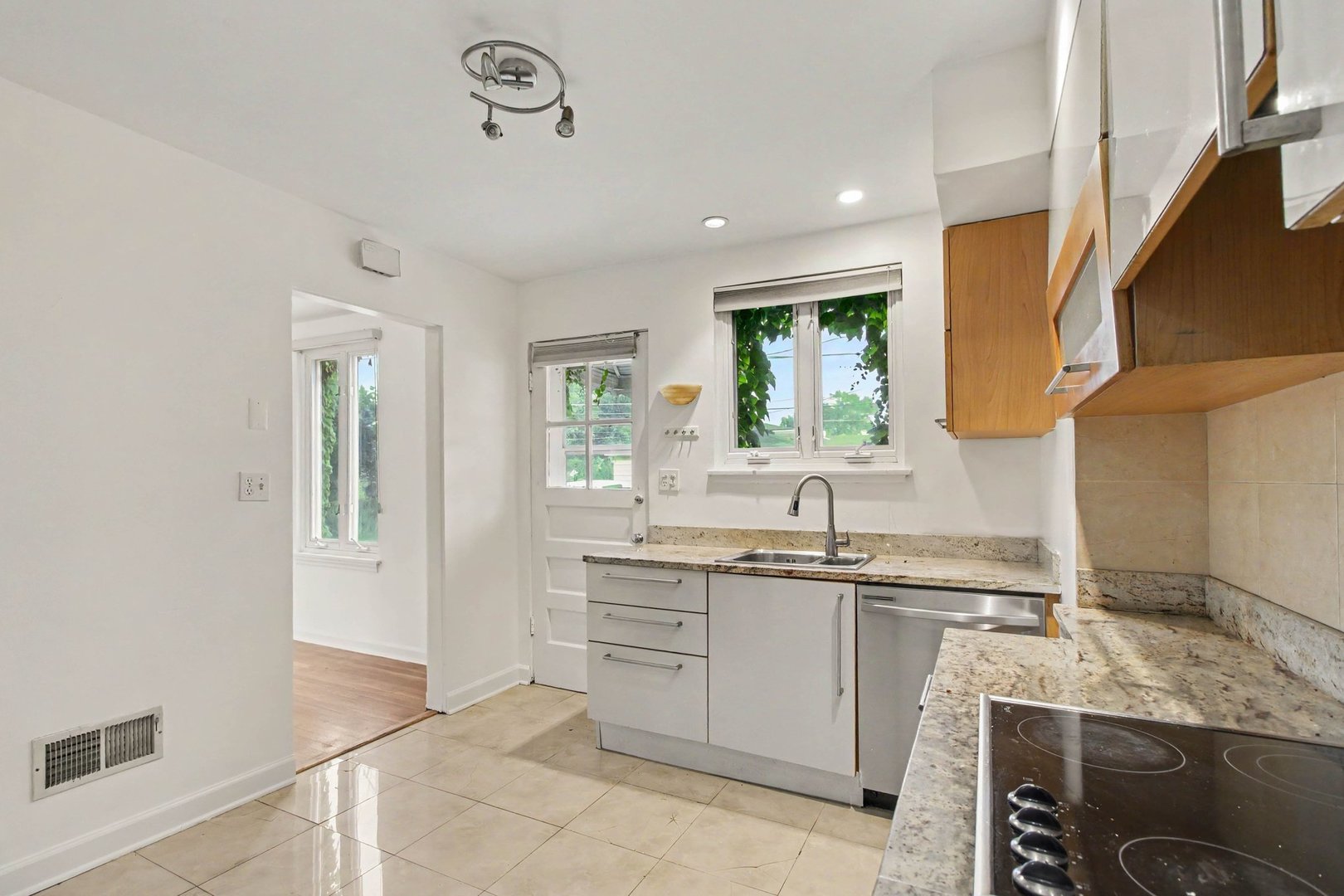 706 Broadview Avenue Property Photo 11