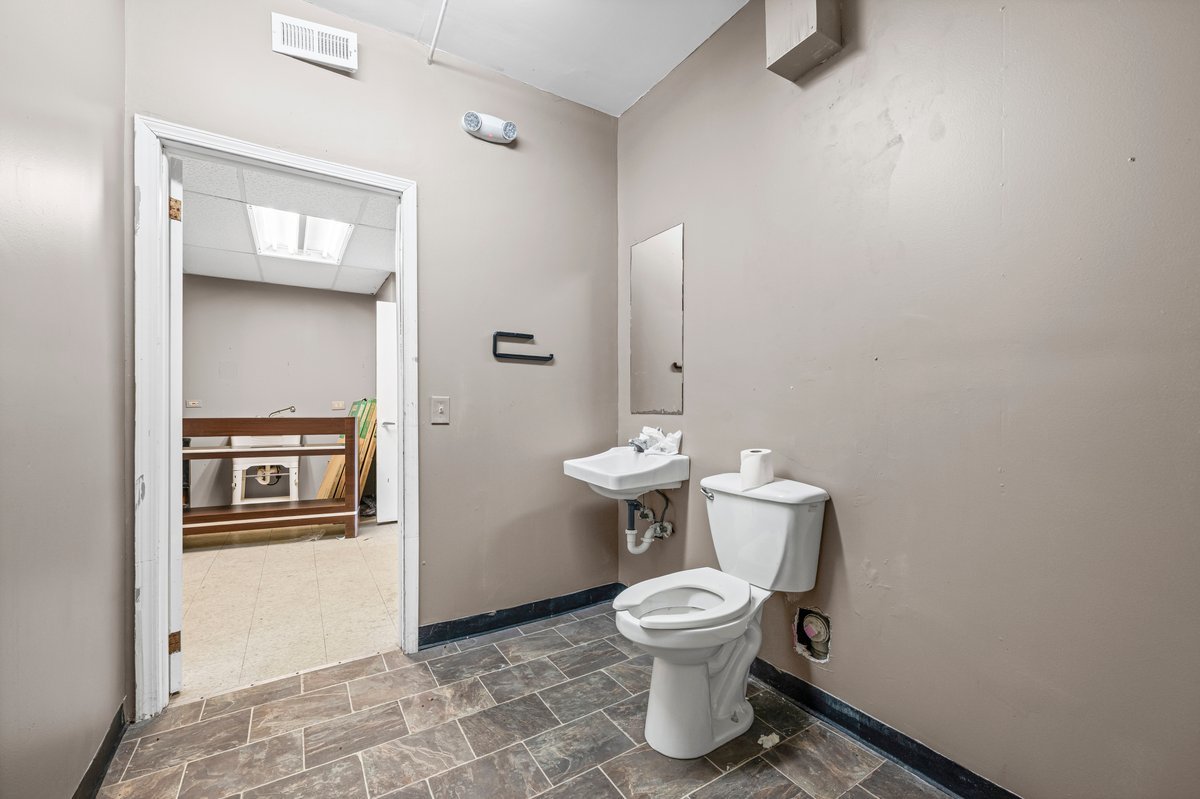 1104 W Glen Flora Avenue Property Photo 8