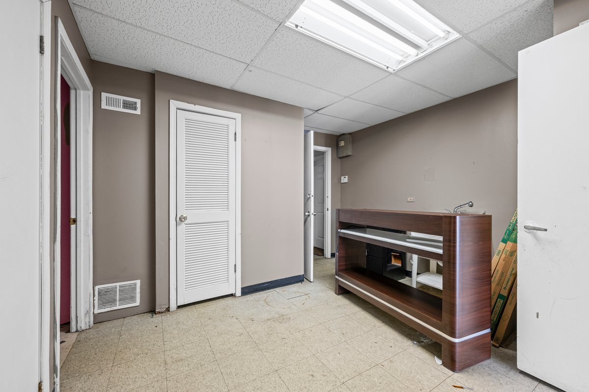 1104 W Glen Flora Avenue Property Photo 13