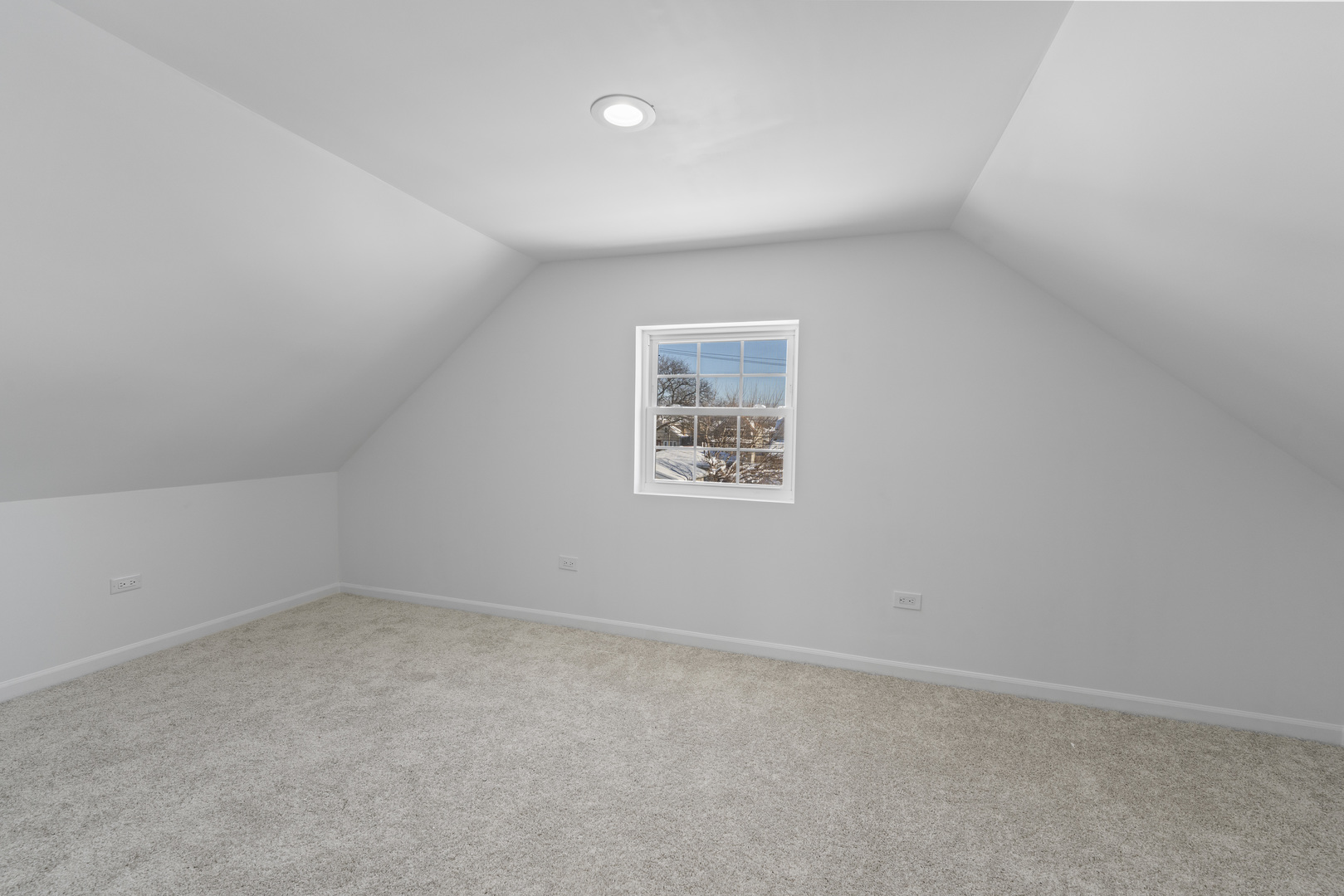 635 S 18th Avenue Property Photo 2