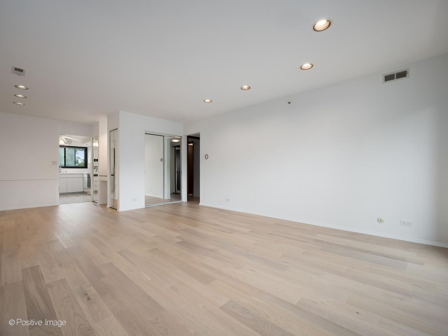 4136 Cove Lane E Property Photo 6