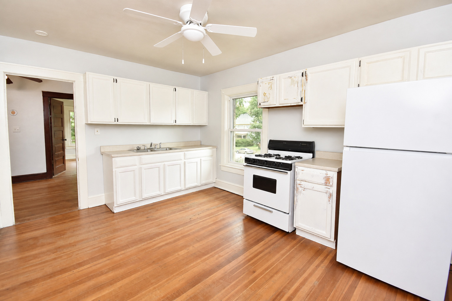 610 N Mclean Street Property Photo 6