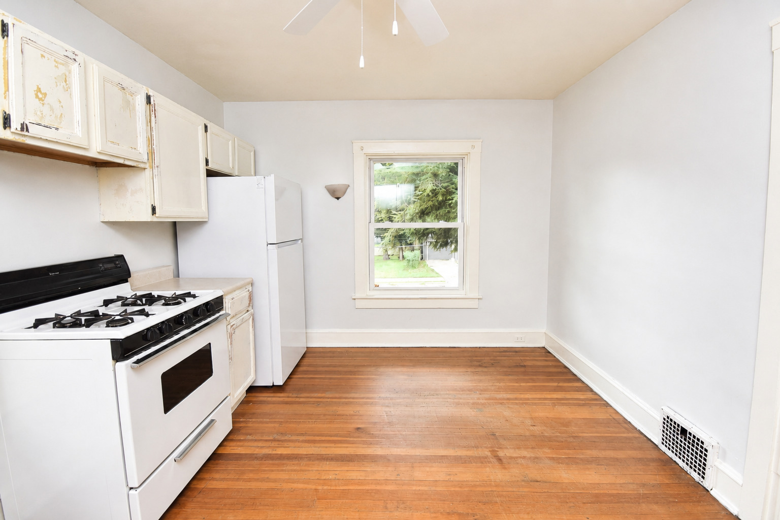 610 N Mclean Street Property Photo 8