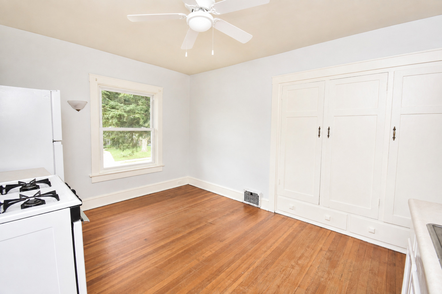 610 N Mclean Street Property Photo 9