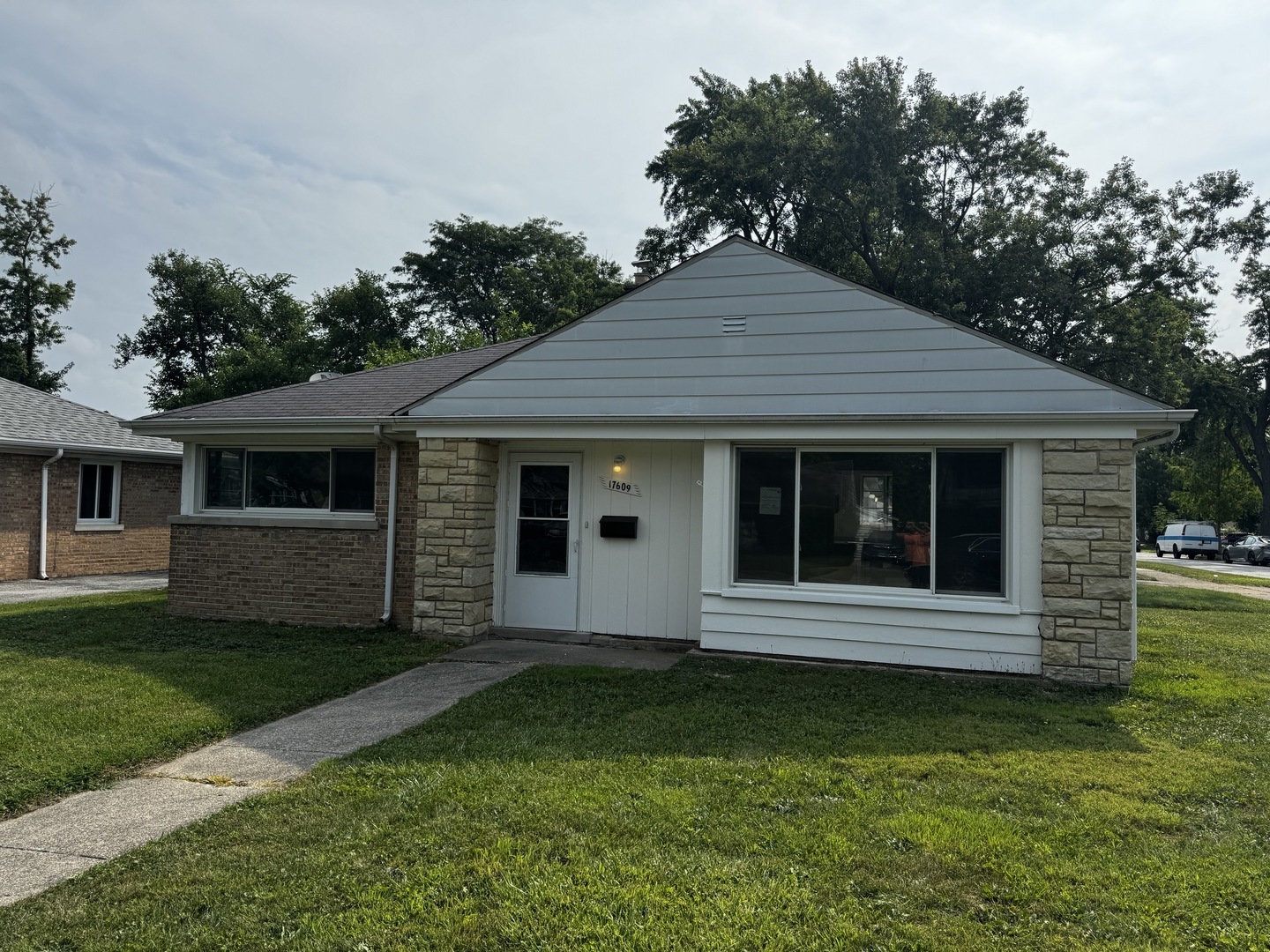 17609 Roosevelt Avenue Property Photo 1