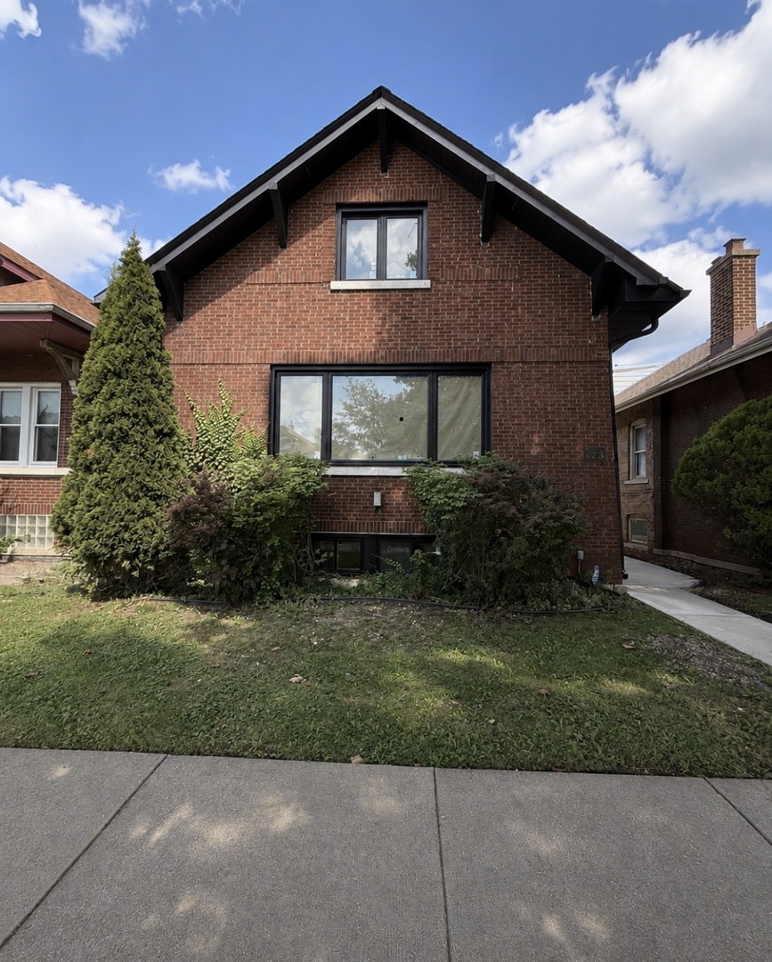 8233 S Carpenter Street Property Photo 1