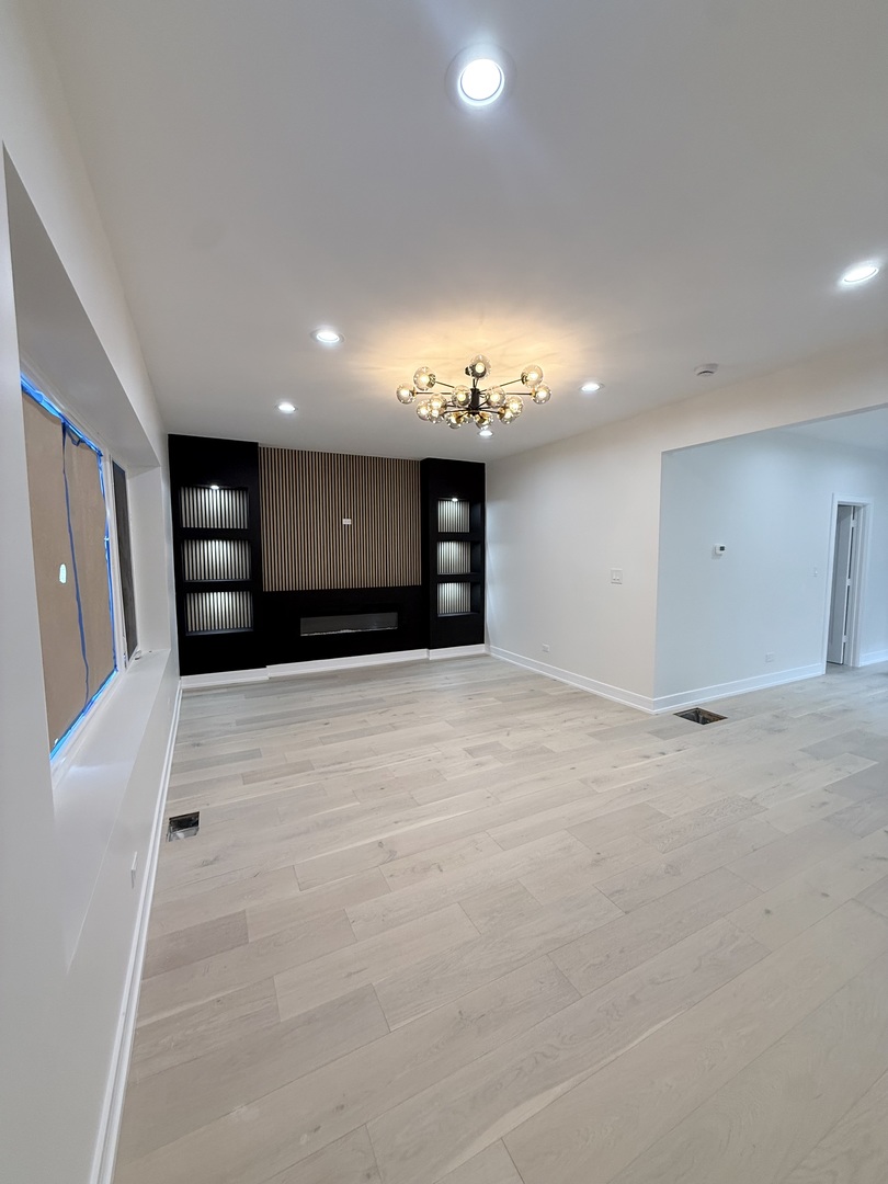 8233 S Carpenter Street Property Photo 5