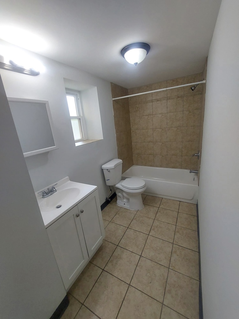 4038 W Dickens Avenue G Property Photo 5