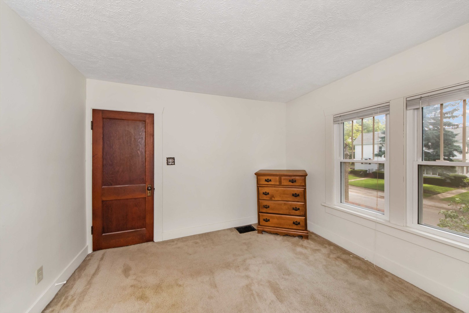 301 S Oak Street Property Photo 18
