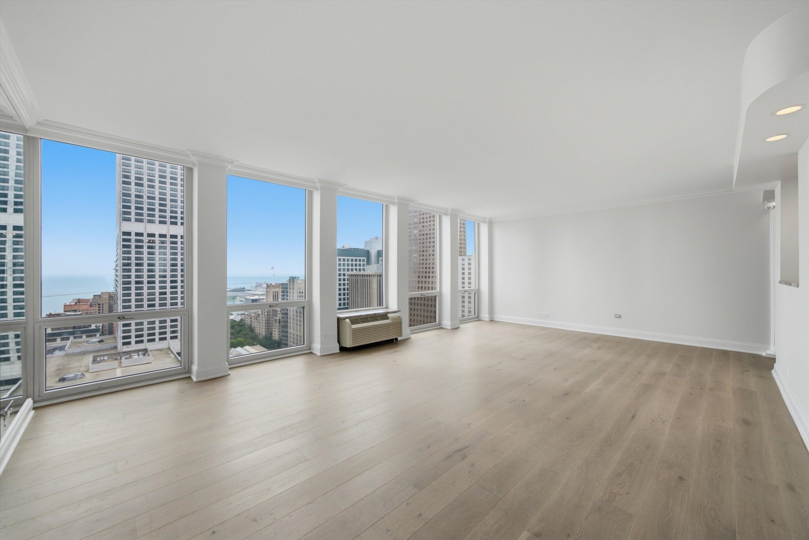111 E Chestnut Street 38f Property Photo 4
