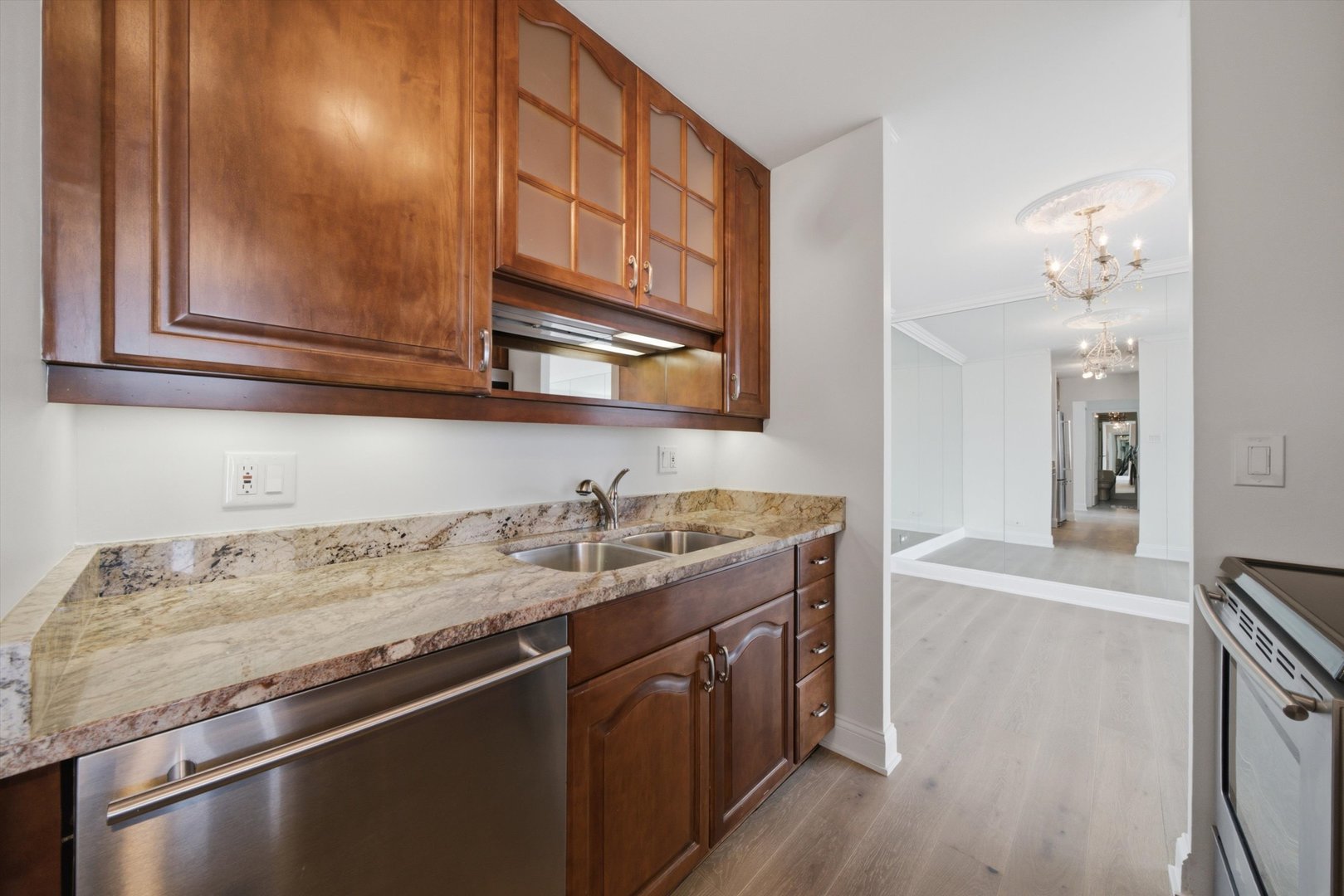 111 E Chestnut Street 38f Property Photo 8