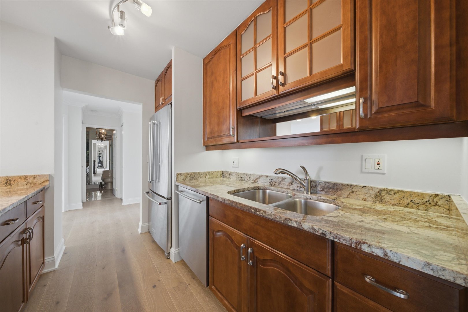 111 E Chestnut Street 38f Property Photo 9