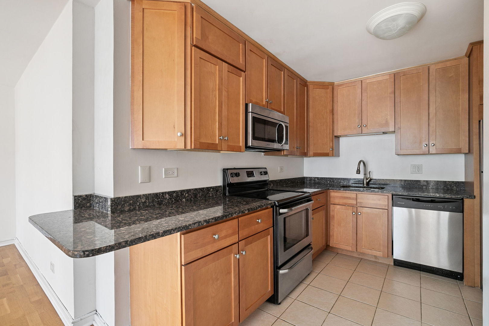 211 E Ohio Street 2118 Property Photo 6