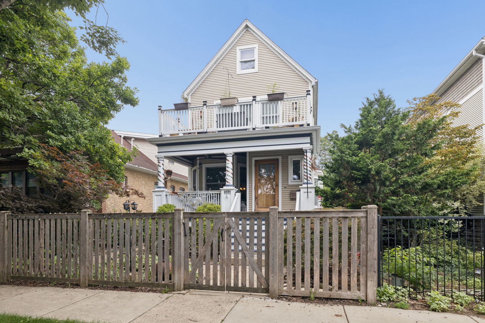 4658 N Kennicott Avenue Property Photo 1