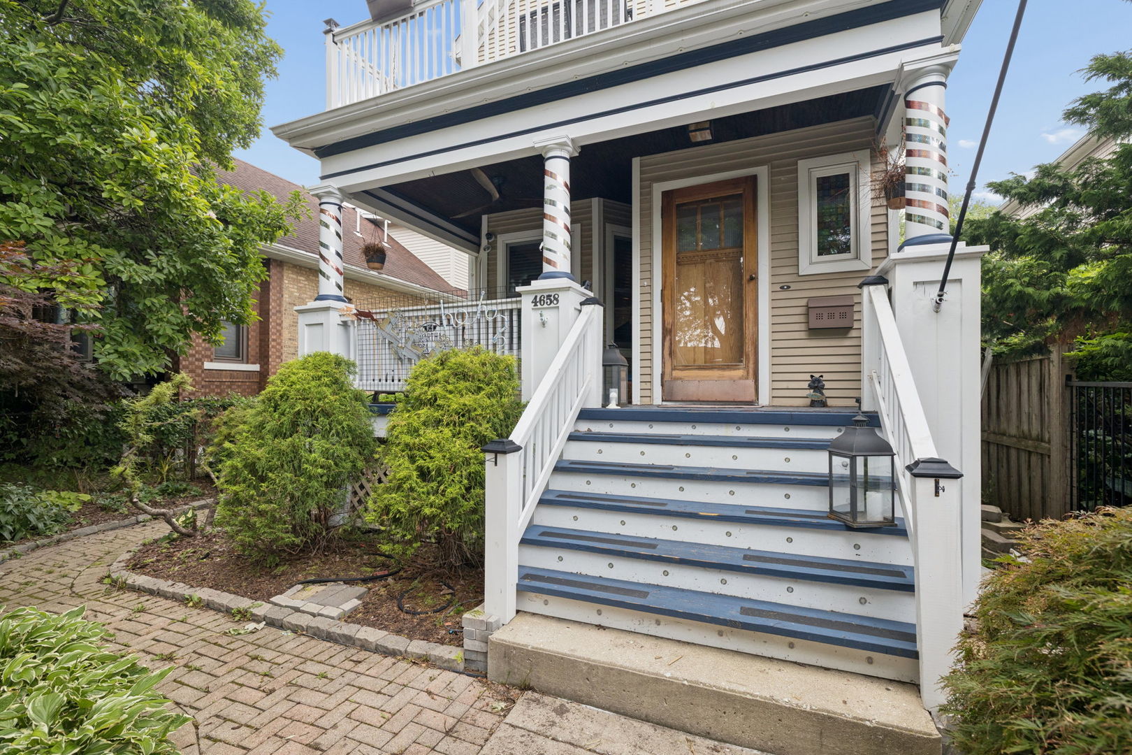4658 N Kennicott Avenue Property Photo 2