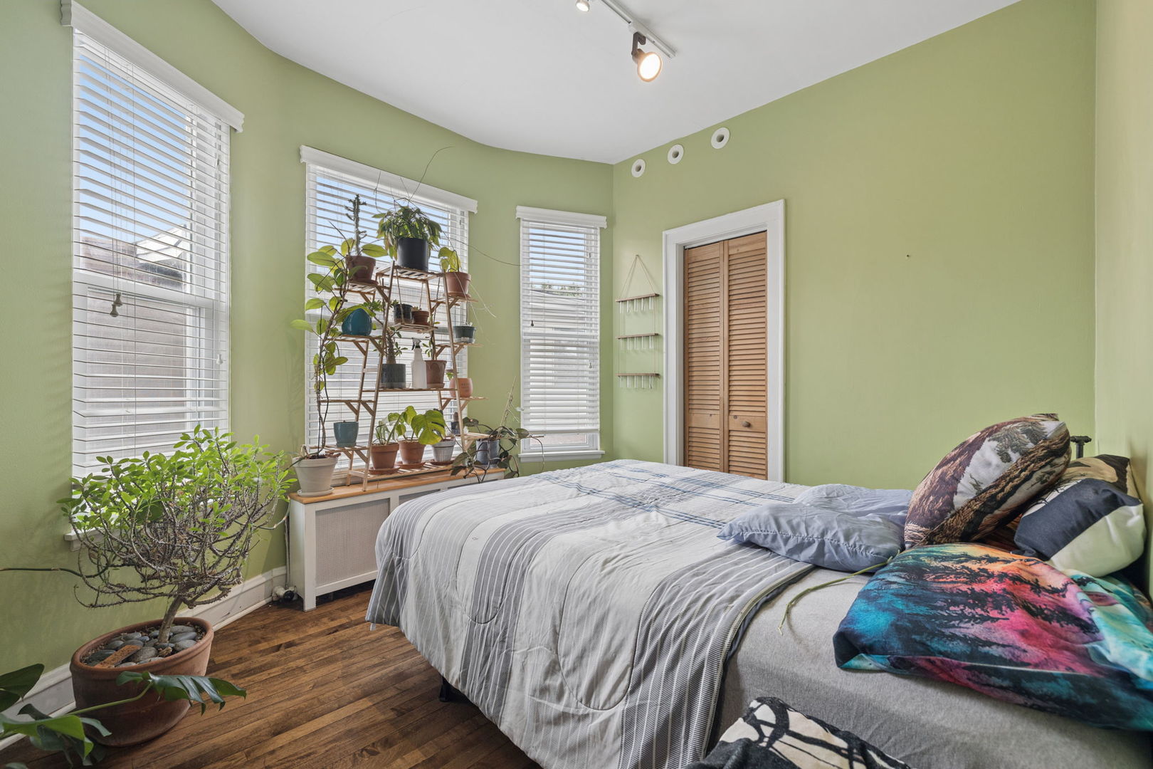 4658 N Kennicott Avenue Property Photo 13