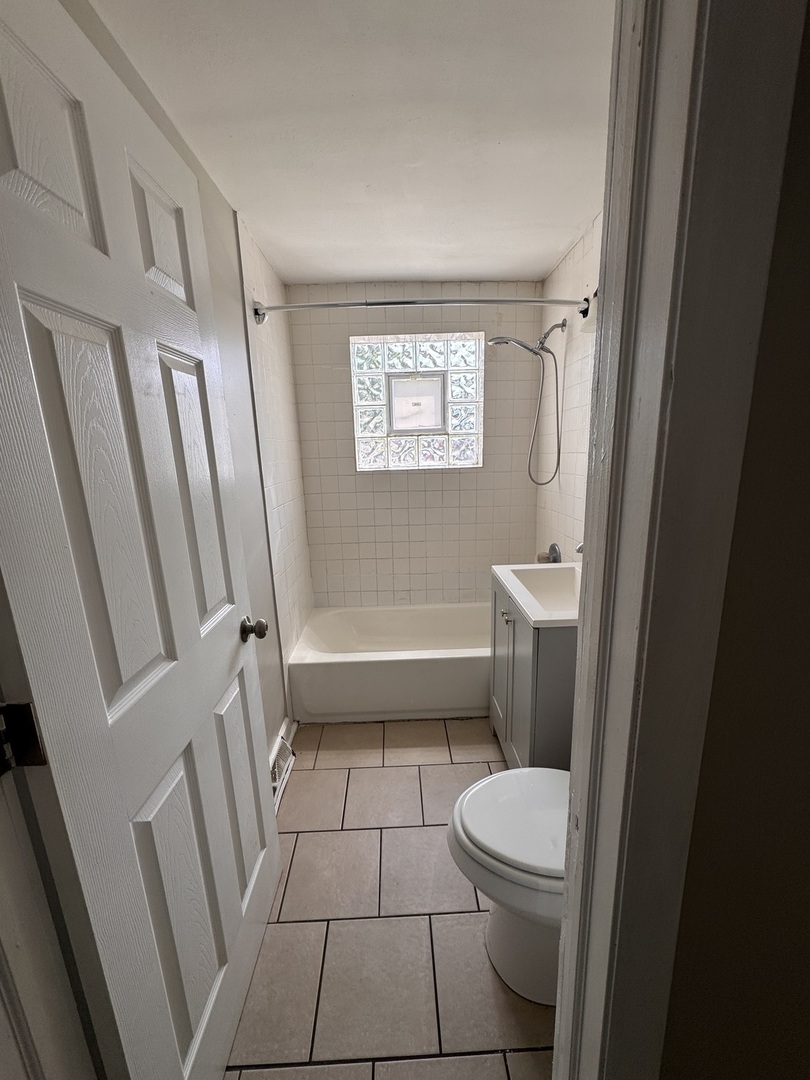 18446 Torrence Avenue 1e Property Photo 5