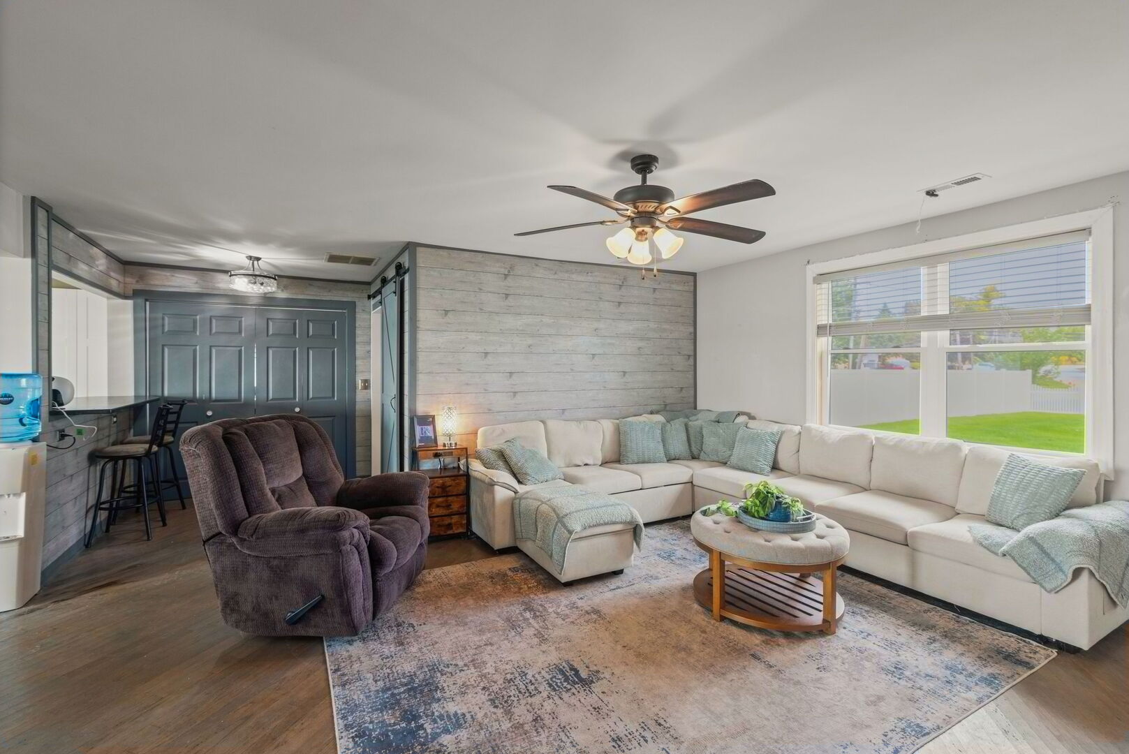 827 W Northeast Shore Drive Property Photo 3
