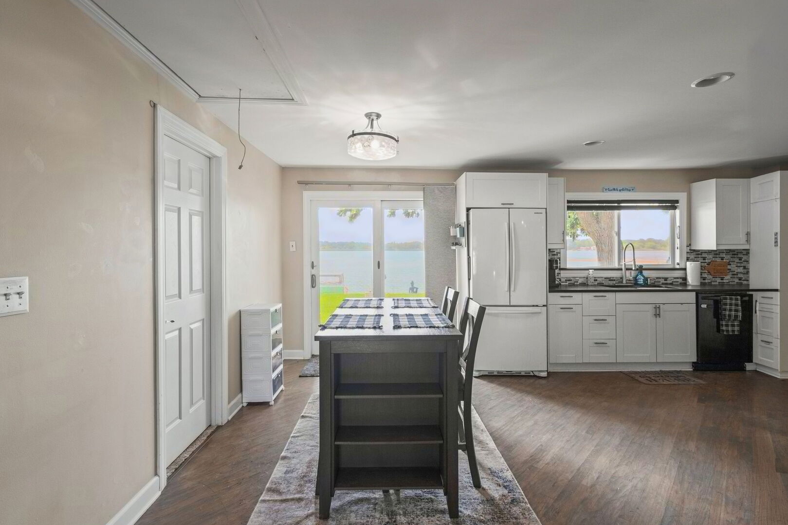 827 W Northeast Shore Drive Property Photo 4