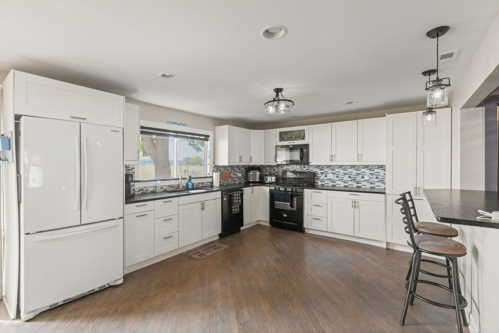 827 W Northeast Shore Drive Property Photo 5