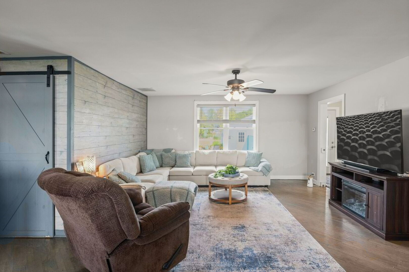 827 W Northeast Shore Drive Property Photo 6