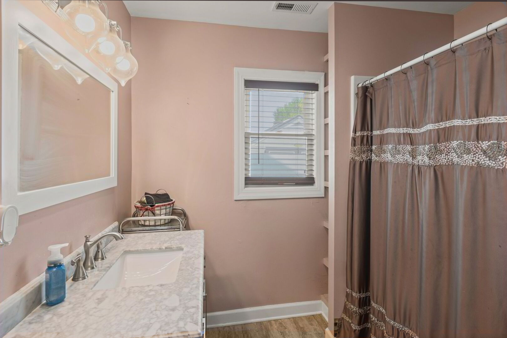 827 W Northeast Shore Drive Property Photo 9