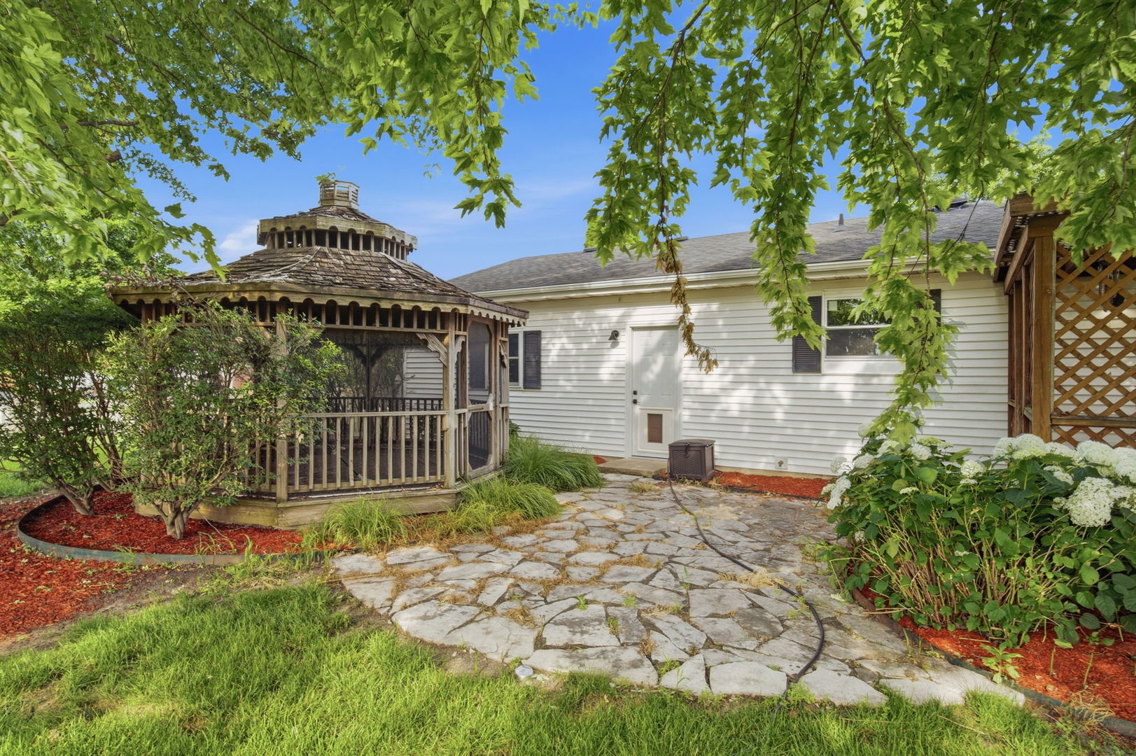 909 Knollside Road Property Photo 6