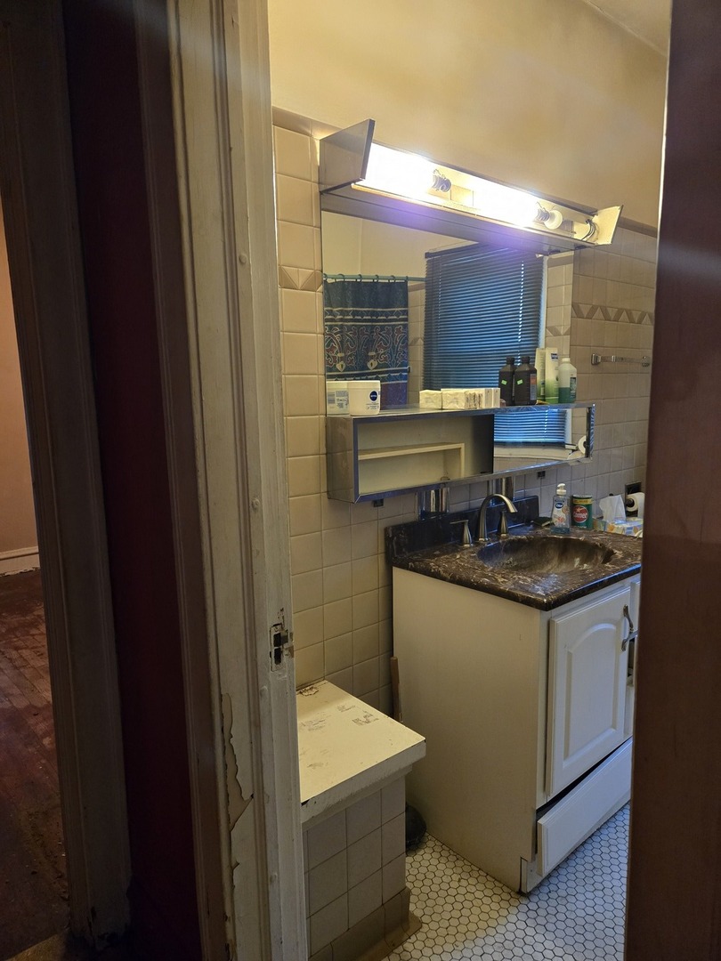 8001 S Oglesby Avenue Property Photo 12