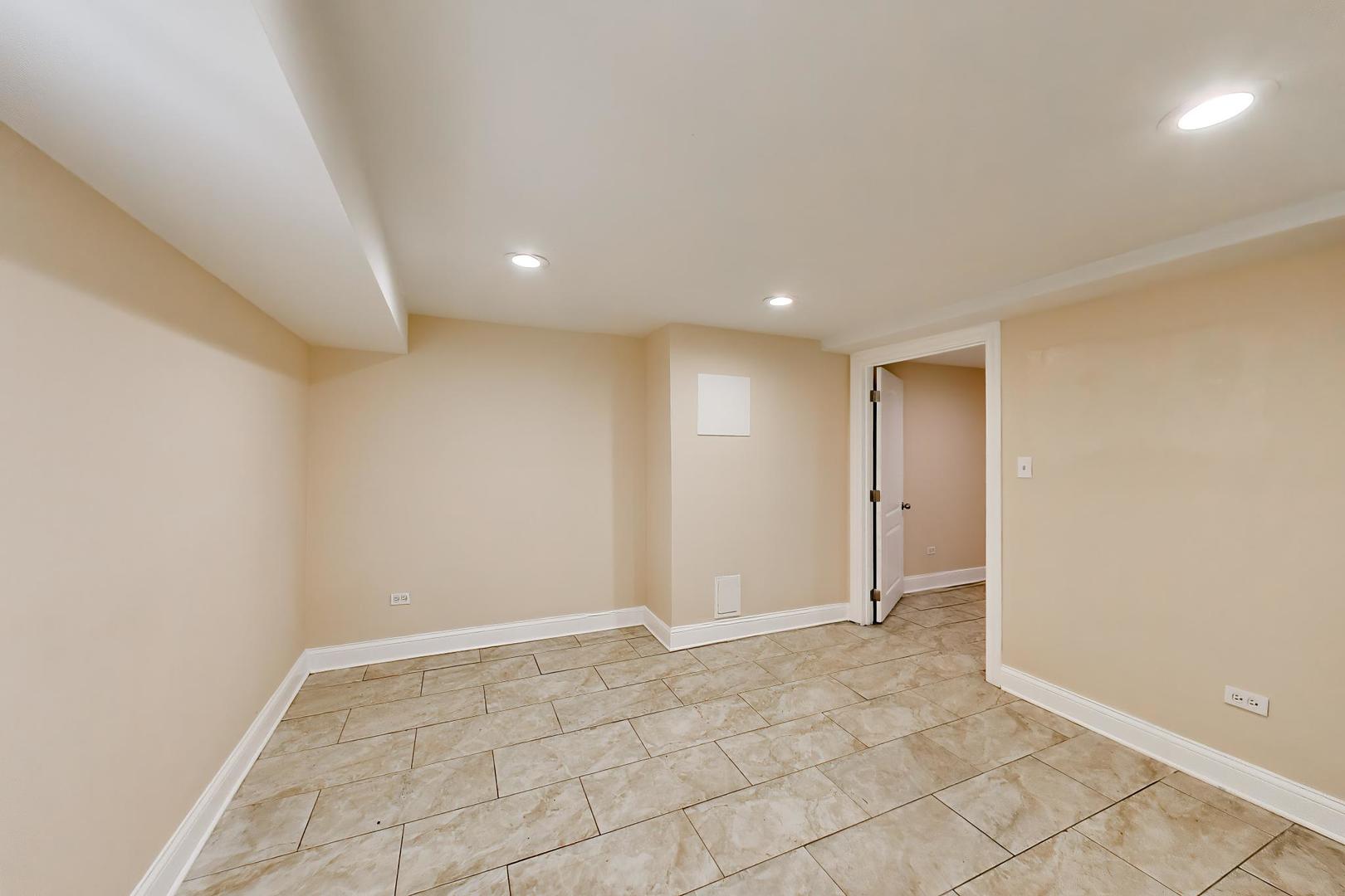 7643 S Eberhart Avenue Property Photo 32
