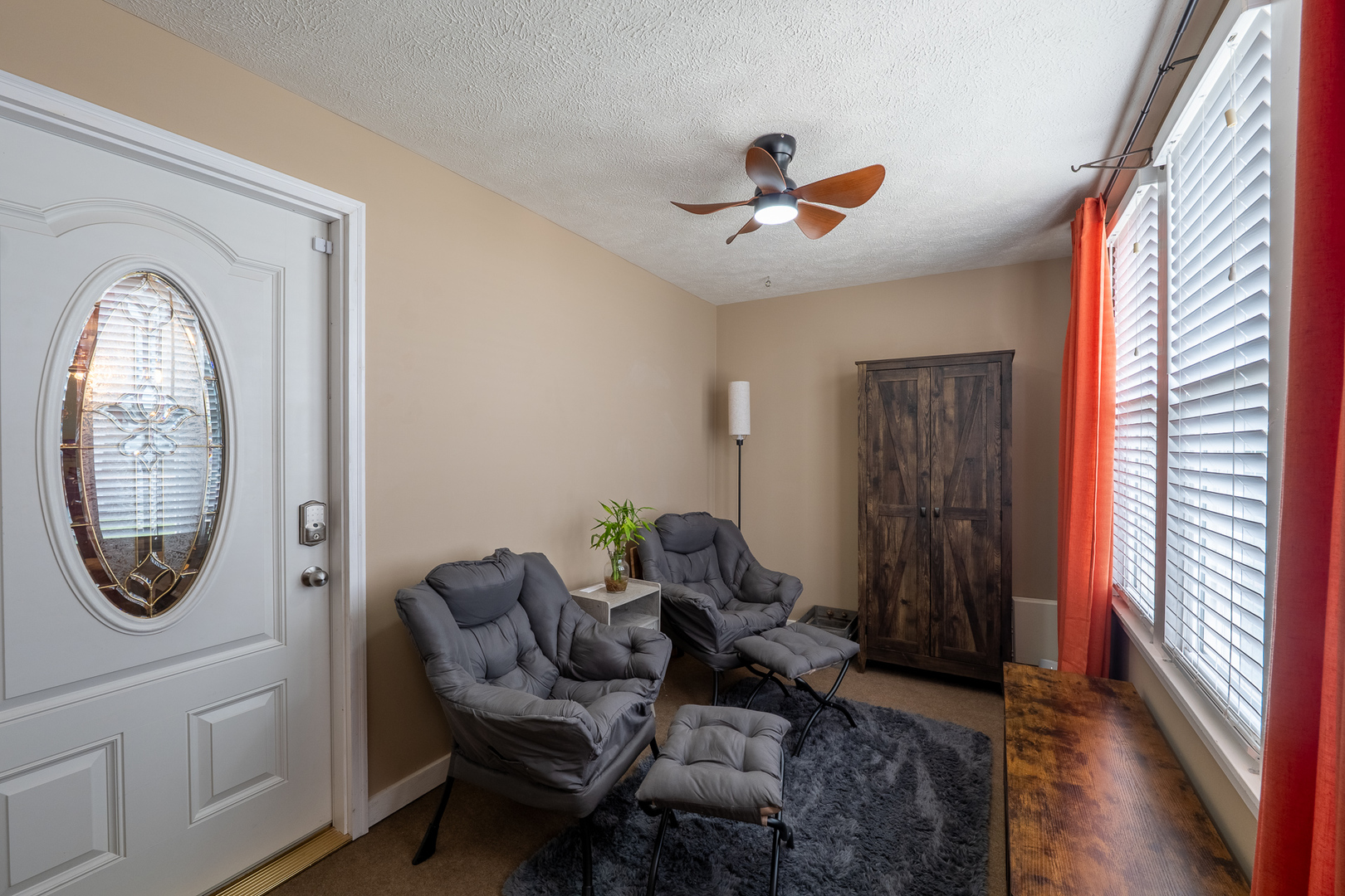 206 W White Street Property Photo 8