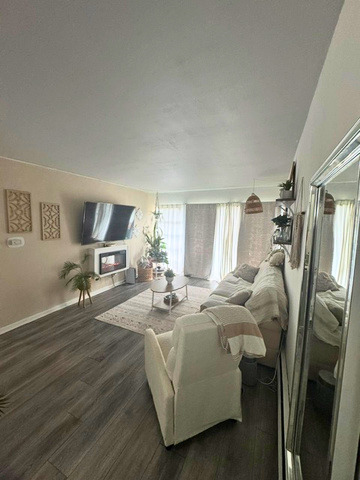 605 N Wolf Road B9 Property Photo 4
