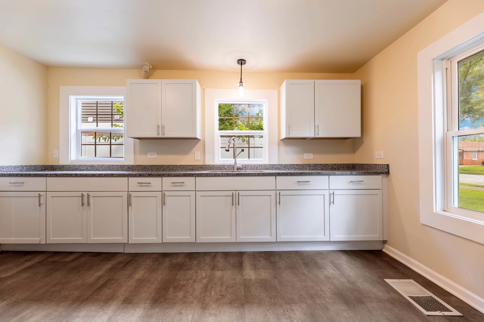 14802 Oak Street Property Photo 6