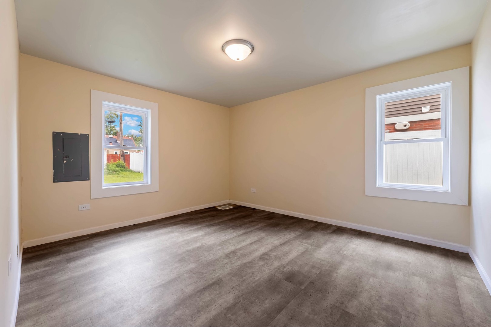 14802 Oak Street Property Photo 9