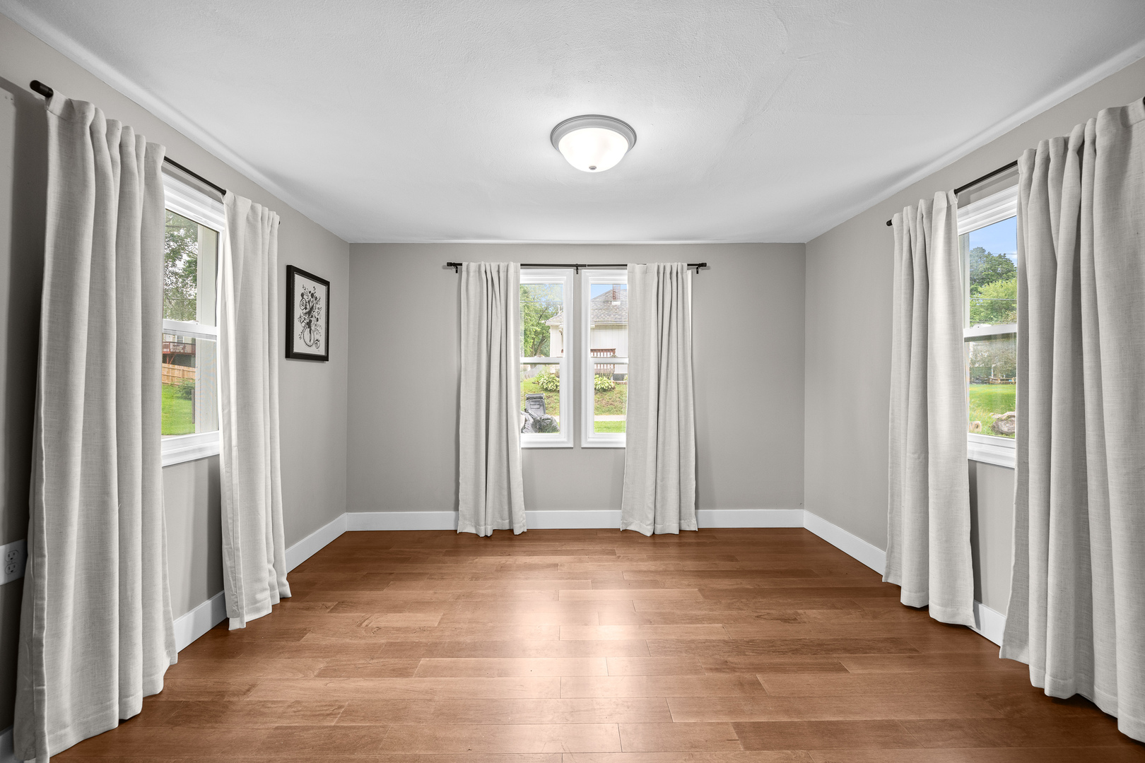 2548 Hawley Street Property Photo 6