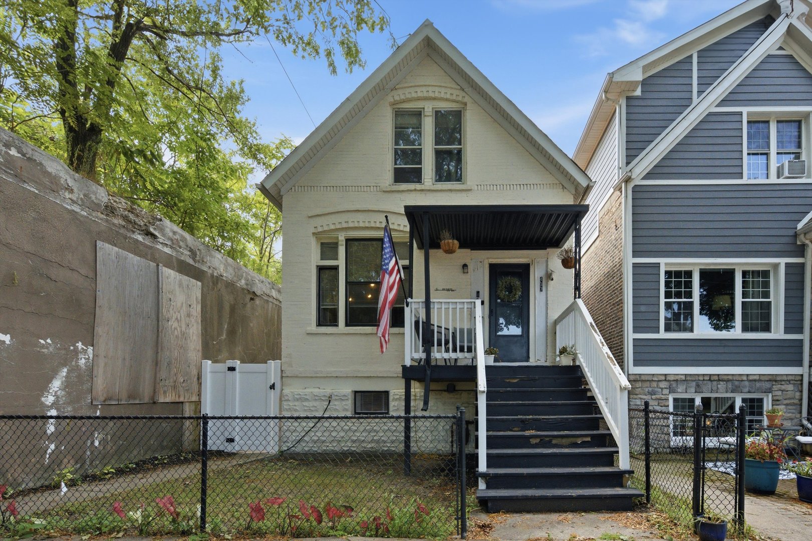 437 W 44th Place Property Photo 1