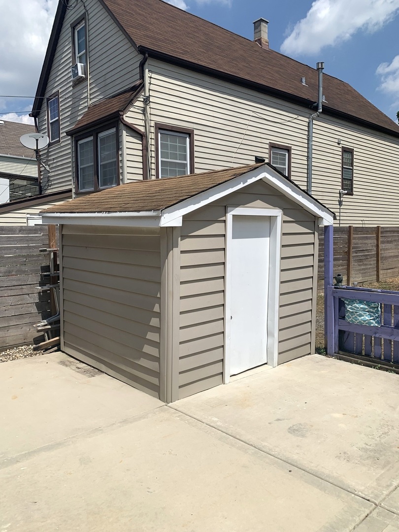 2208 N Lorel Avenue Property Photo 2