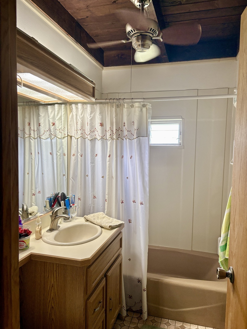 6251 Blackstone Avenue Property Photo 18