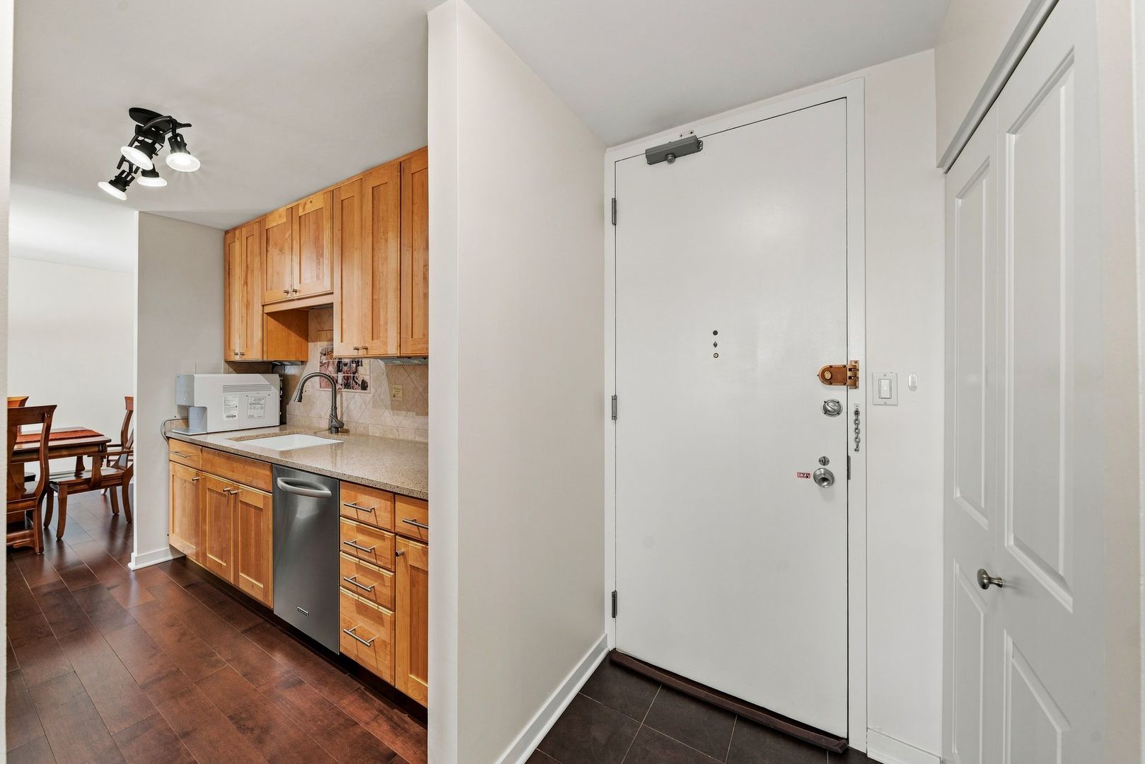 111 E Chestnut Street 30g Property Photo 5