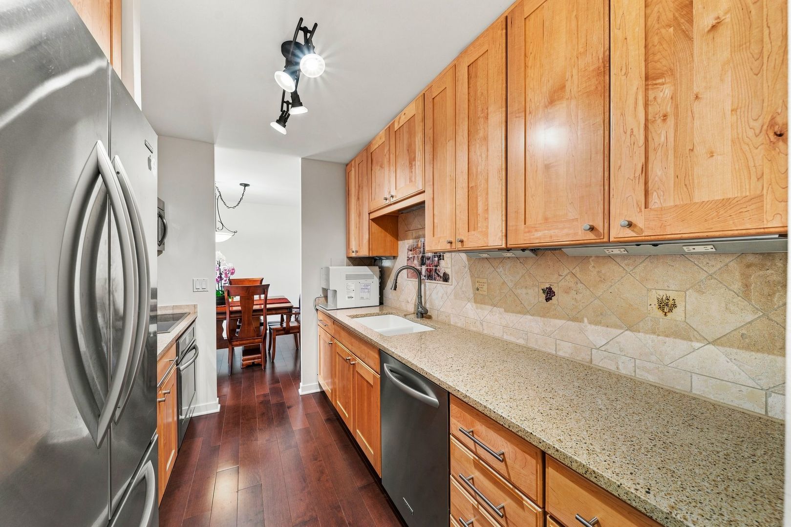 111 E Chestnut Street 30g Property Photo 6