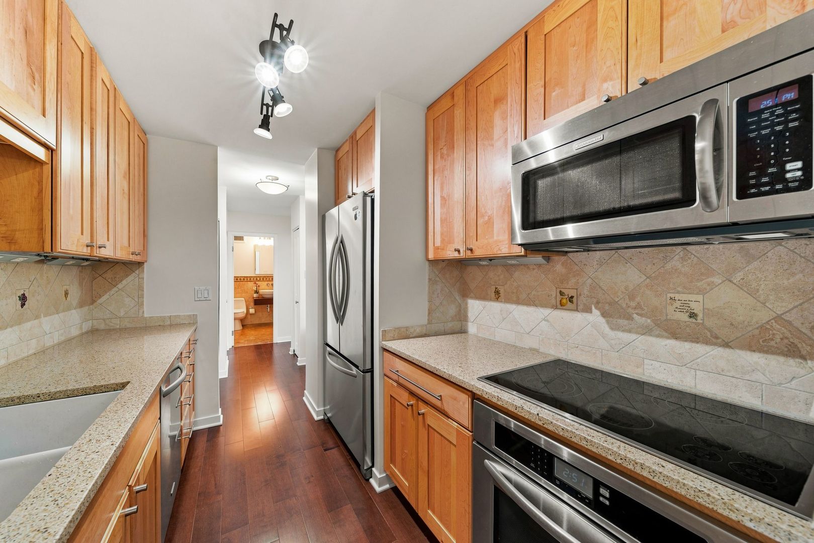 111 E Chestnut Street 30g Property Photo 8