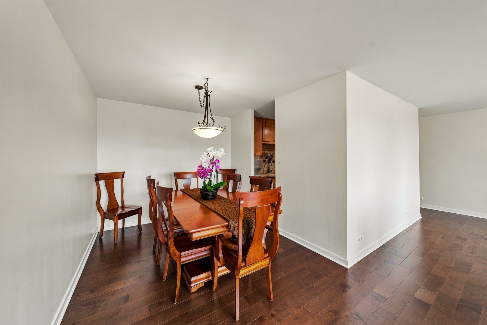 111 E Chestnut Street 30g Property Photo 9
