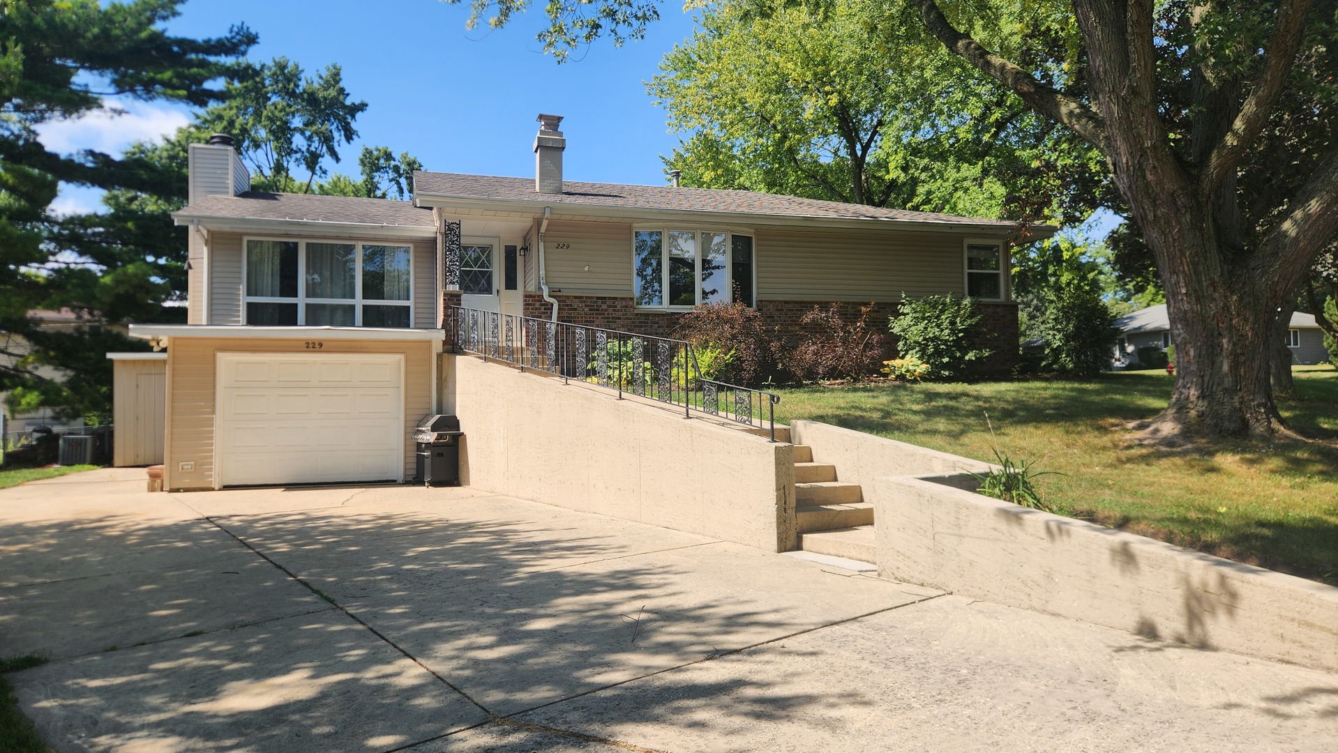 229 Hickory Street Property Photo 1