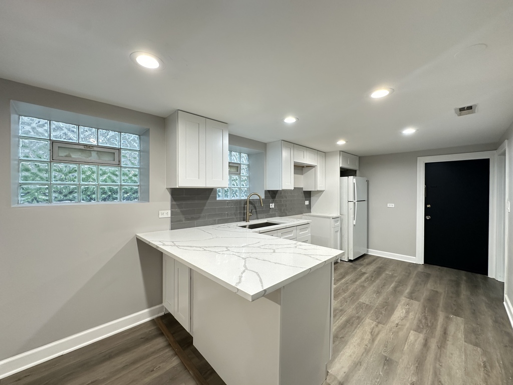 2617 W Rascher Avenue G Property Photo 2