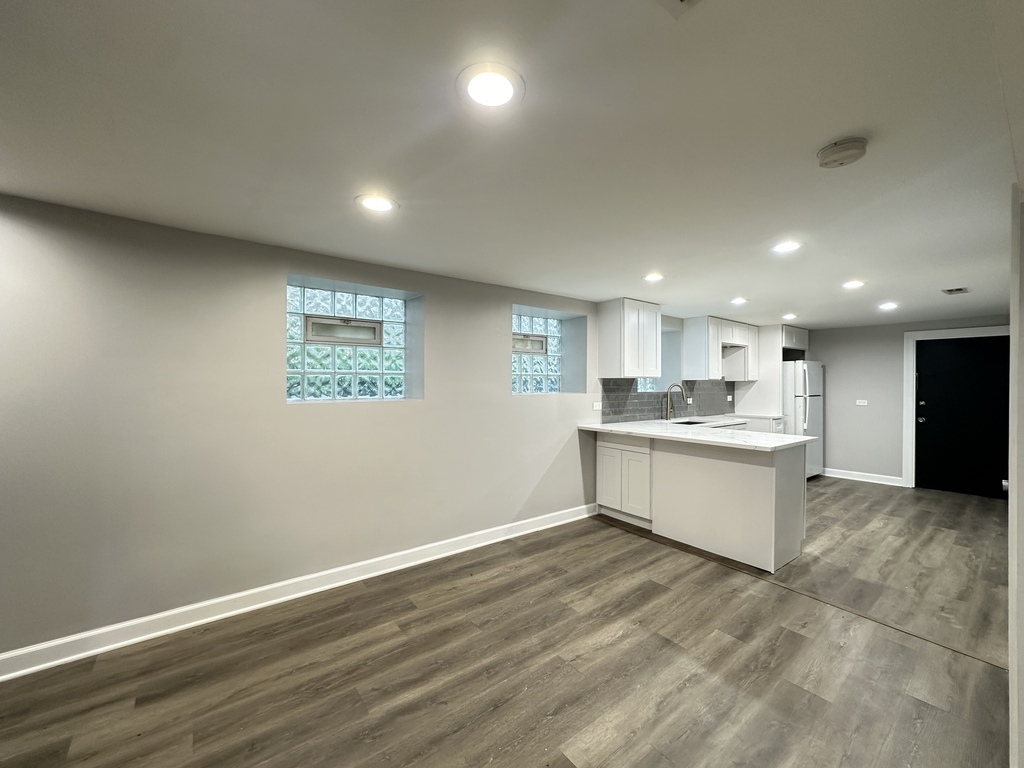2617 W Rascher Avenue G Property Photo 9