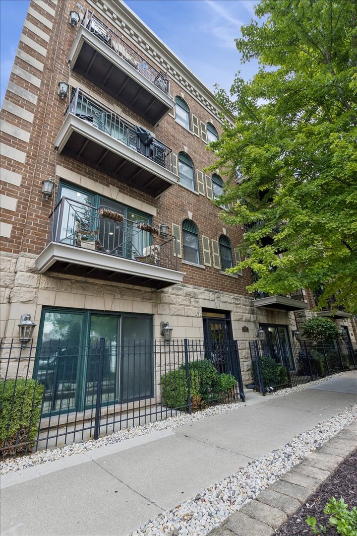 1148 W Roscoe Street 1e Property Photo 1