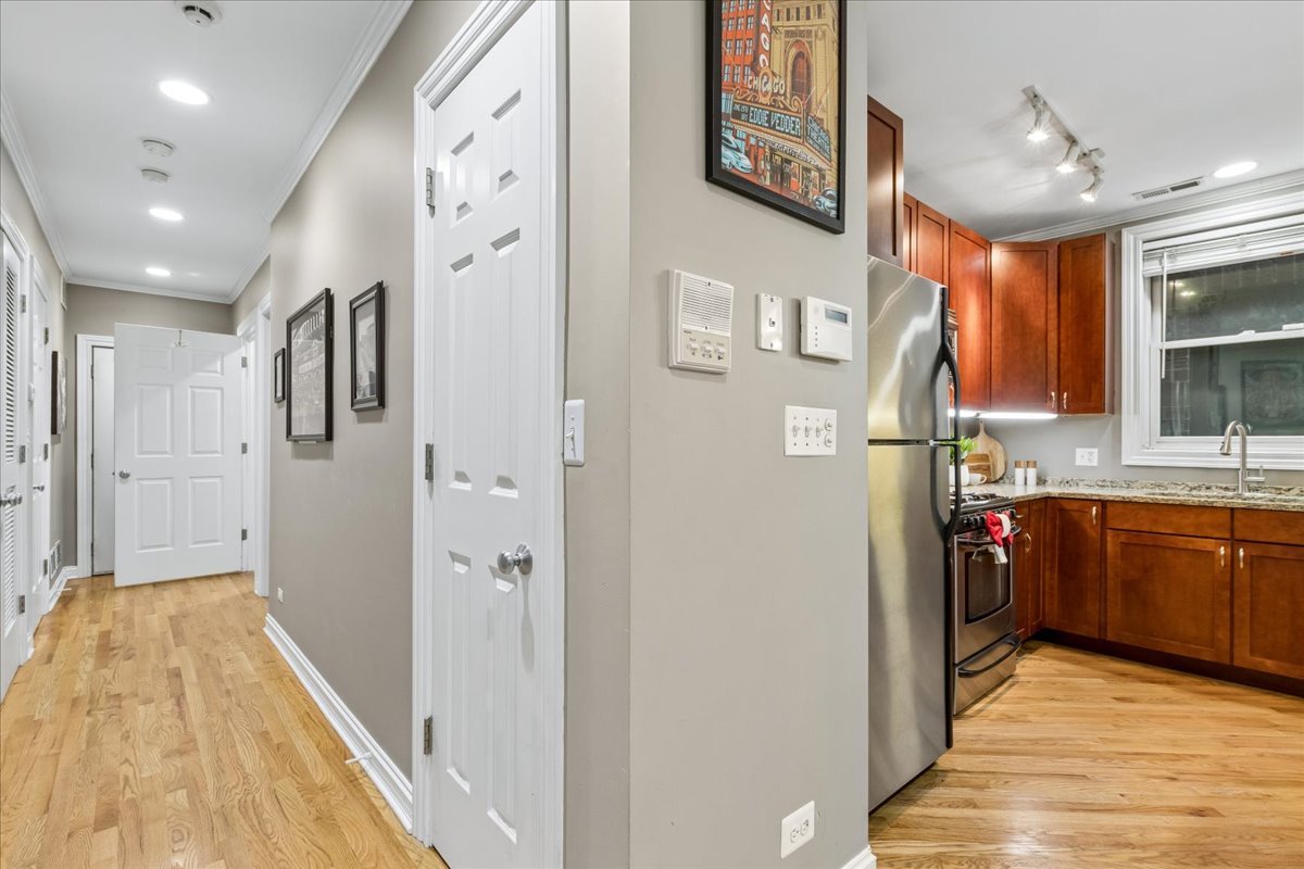 1148 W Roscoe Street 1e Property Photo 13