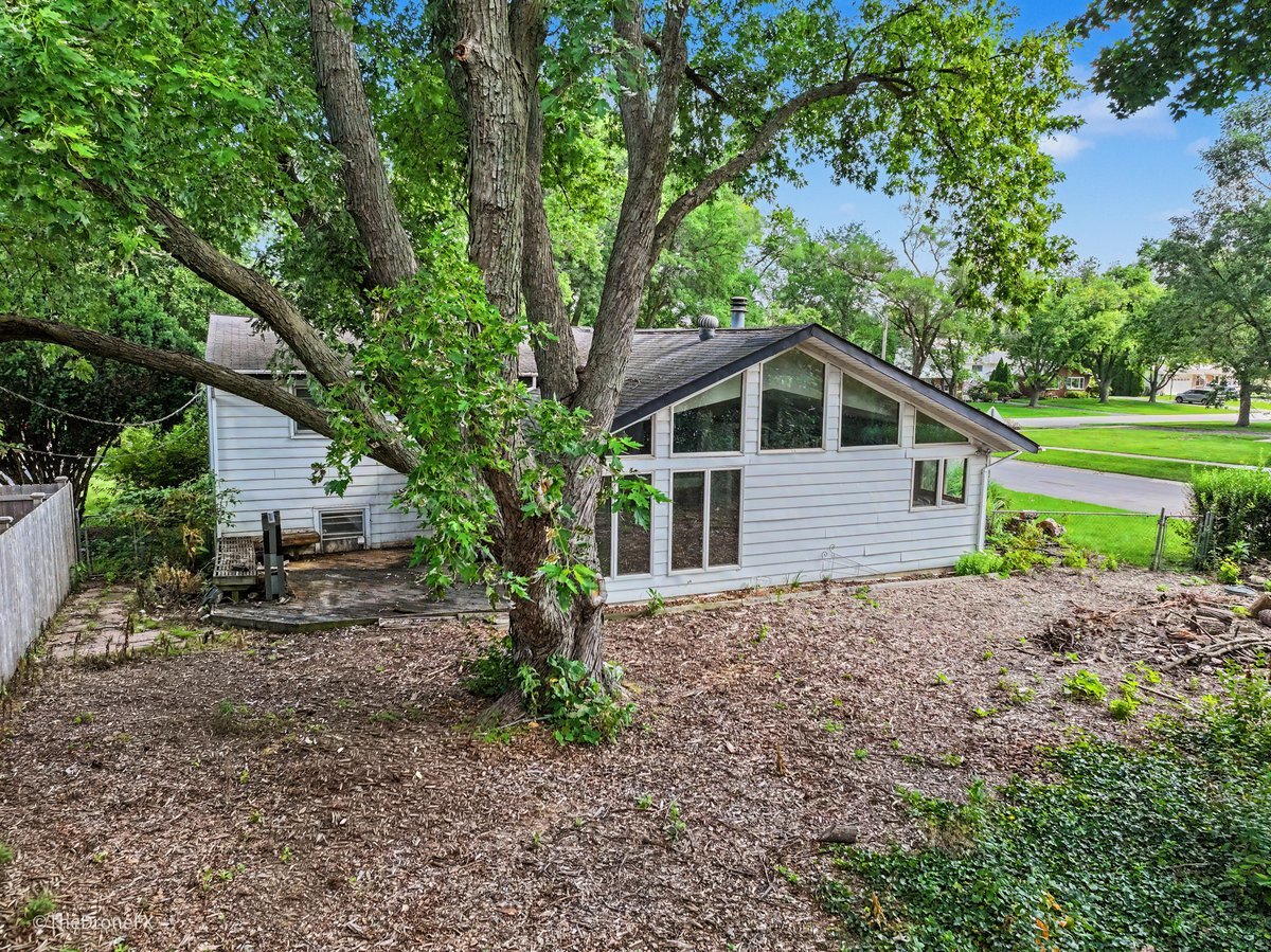 1120 E Prairie Avenue Property Photo 3